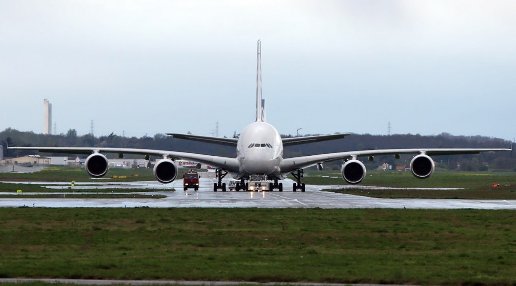 A380 rollt zum Start