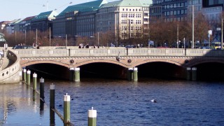Alsterfleet mit Blick auf den Ballidamm