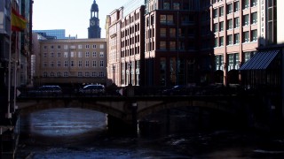 Alsterfleet mit Blick auf den Michel